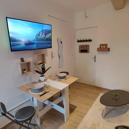 Apt moderne et cosy, 1,7 km des plages, idéalement placé. Fréjus